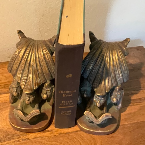 Help your books have good posture with 3 monkey’s - Picture 1 of 4